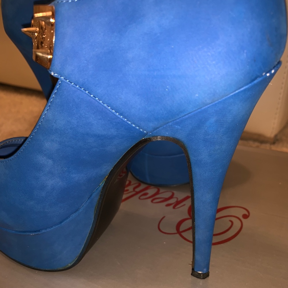 Blue pumps